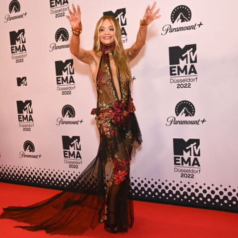 Ρίτα Όρα: Με άκρως αποκαλυπτικό φόρεμα στη νέα εμφάνιση με τον Τάικα Γουαϊτίτι