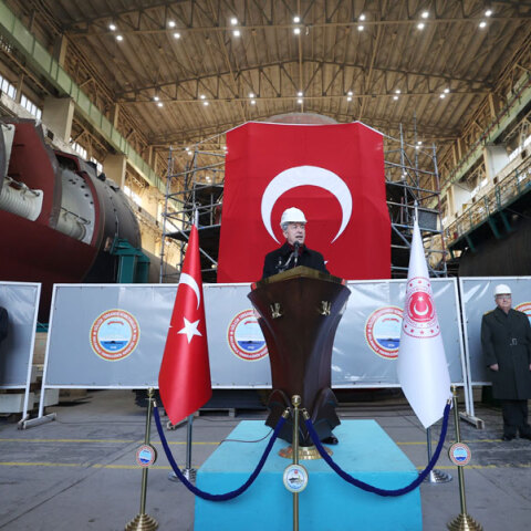 Ο Χουλουσί Ακάρ σε ομιλία σε ναυπηγεία του τουρκικού Πολεμικού Ναυτικού