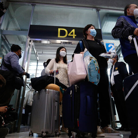 Κινέζοι τουρίστες φθάνουν σε αεροδρόμιο στην Ταϊλάνδη μετά την άρση των περιοριστικών μέτρων για τον κορωνοϊό στην Κίνα