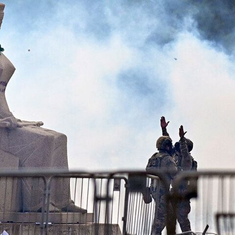 Στρατιώτες στην Μπραζίλια μπροστά σε άγαλμα στο Ανώτατο Δικαστήριο της Βραζιλίας μετά την εισβολή υποστηρικτών του Μπολσονάρου