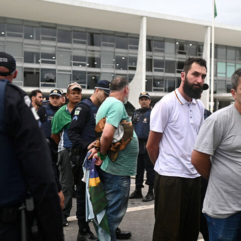 Μπολσοναριστές έχουν συλληφθεί από αστυνομικούς στην πρωτεύουσα Μπραζίλια μετά την εισβολή στο Κογκρέσο
