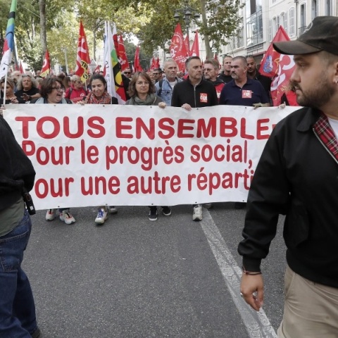 Γαλλία: Στα 64 χρόνια θα αυξηθεί η ηλικία συνταξιοδότησης μέχρι το 2030, σύμφωνα με νομοσχέδιο που προωθεί η κυβέρνηση ελπίζοντας ότι θα εξοικονομήσει 17,7 δισεκ. ευρώ	
