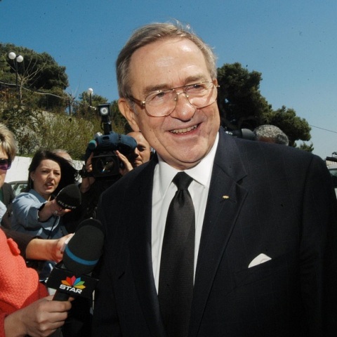 Σύμφωνα με πληροφορίες, την εξόδιο ακολουθία θα τελέσει ο Αρχιεπίσκοπος Αθηνών.