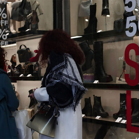 Καταναλωτές κατά τη διάρκεια των χειμερινών εκπτώσεων 2023