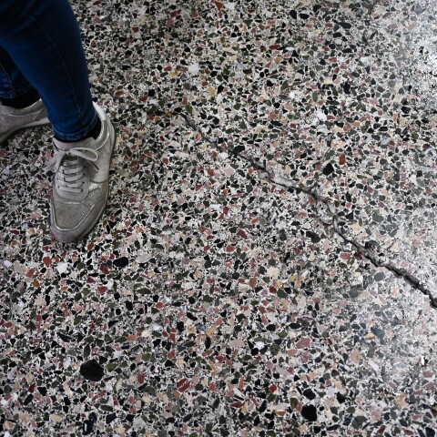 Ρωγμές σε πάτωμα κατοικίας μετά τον σεισμό