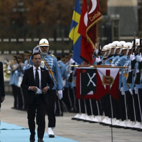 Οργή Τουρκίας κατά Σουηδίας: Κούρδοι κρέμασαν ανάποδα ομοίωμα του Ερντογάν στη Στοκχόλμη – Κλήθηκε για εξηγήσεις ο σουηδός πρέσβης