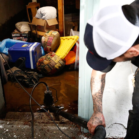 Σπίτι στο Λος Άντζελες μέσα στις λάσπες και στα χώματα μετά τη νέα κακοκαιρία στην Καλιφόρνια