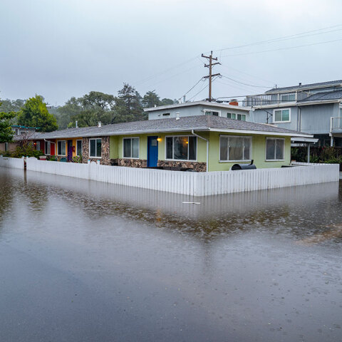 Πλημμυρισμένοι δρόμοι στην κοινότητα Ρίο ντελ Μαρ στην Καλιφόρνια των ΗΠΑ