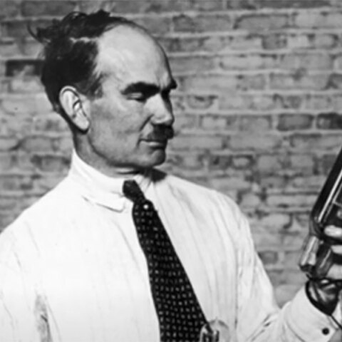 Το 1910 ο Λι ντε Φόρεστ πραγματοποιεί την πρώτη δημόσια ραδιοφωνική εκπομπή