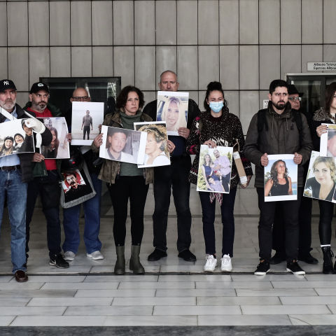 Δίκη για το Μάτι: Στιγμιότυπο έξω από την Αίθουσα του Εφετείου, οι συγγενείς των θυμάτων κρατούν τις φωτογραφίες τους 