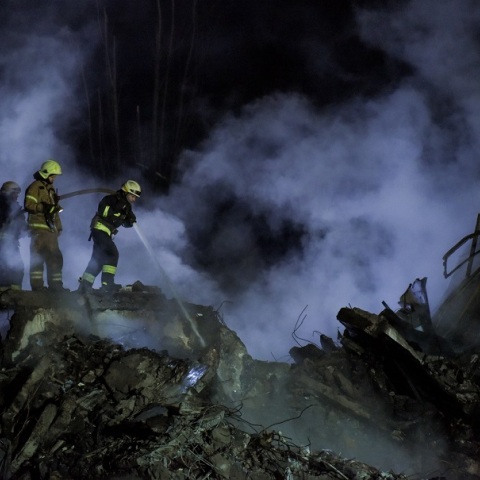 Ουκρανία: O Ζελένσκι μιλά για δεκάδες αμάχους που αγνοούνται στη Ντνίπρο