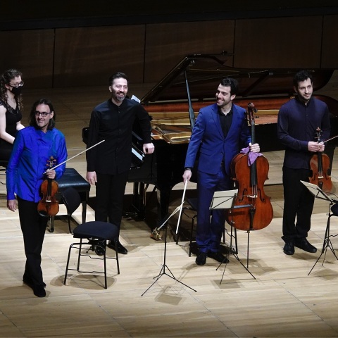 Ο κορυφαίος βιολονίστας Λεωνίδας Καβάκος με τη νεότερη γενιά Ελλήνων σολίστ στο Μέγαρο