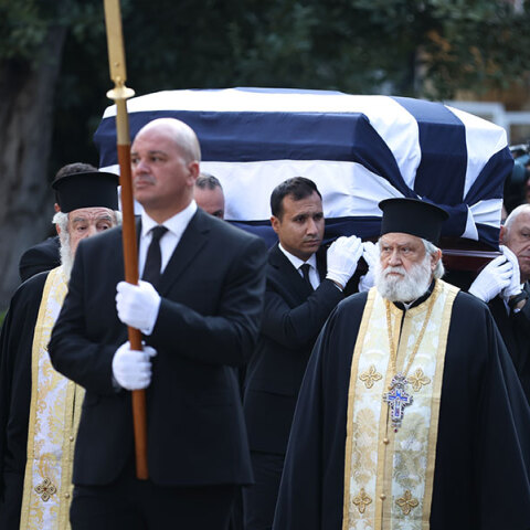Το φέρετρο με τη σορό του τέως βασιλιά Κωνσταντίνου