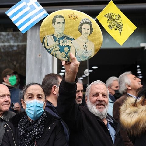 Πολίτες έξω από τη Μητρόπολη Αθηνών για την κηδεία του τέως βασιλιά Κωνσταντίνου