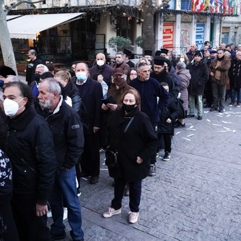 Πλήθος κόσμου στο λαϊκό προσκήνυμα για τον τέως βασιλιά Κωνσταντίνο