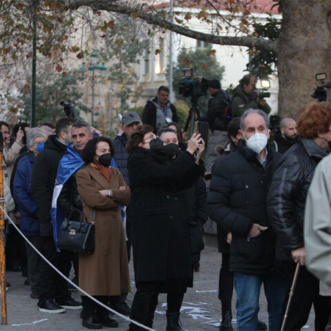 Ουρές πολιτών στο παρεκκλήσι της Μητρόπολης για το ύστατο χαίρε στον τέως βασιλιά Κωνσταντίνο