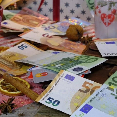 Εκατοντάδες καταγγελίες στην Επιθεώρηση Εργασίας για το δώρο Χριστουγέννων 2022 και τη μη καταβολή του