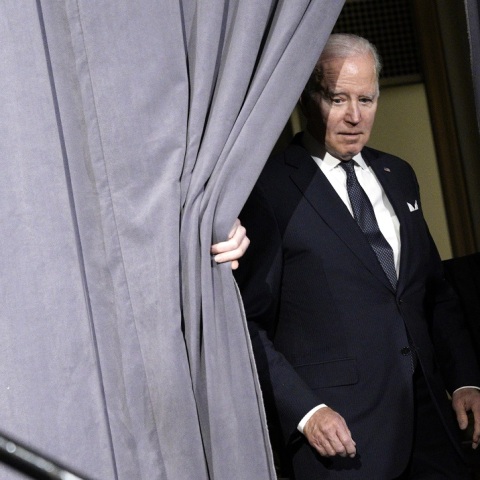 Ο Τζο Μπάιντεν πήγε να πει το «Happy Birthday» και ξέχασε το όνομα της εορτάζουσας