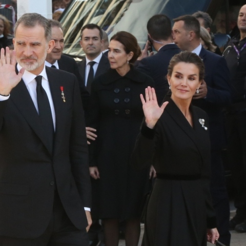 Ο Βασιλιάς Φίλιππος και Η Βασίλισσα Λετίθια της Ισπανίας στην κηδεία του Κωνστνατίνου Β΄