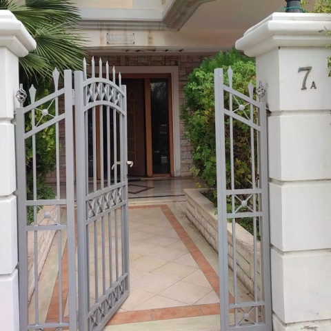 Μοσχάτο: Βίντεο - ντοκουμέντο με τη 47χρονη να αναζητά το σπίτι του 50χρονου λογιστή