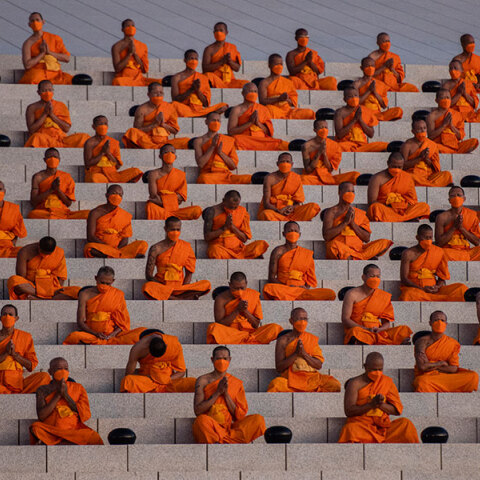 Βουδιστές μοναχοί διαλογίζονται σε ναό στην Ταϊλάνδη