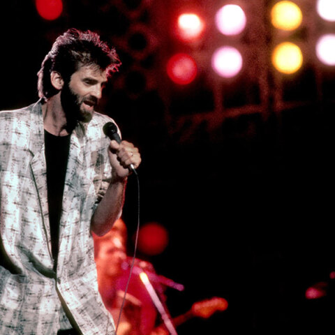 Ο τραγουδιστής και συνθέτης Kenny Loggins επί σκηνής σε συναυλία του Λος Άντζελες το 1985