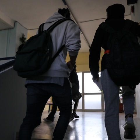 Μαθητές σε διαδρόμους σχολείου