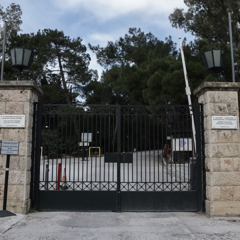 Κολλέγιο Αθηνών: Άνδρας μπήκε με μαχαίρι