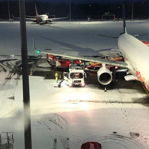 Κλειστοί λόγω χιονόπτωσης οι διάδρομοι προσγείωσης και απογείωσης στο Μάντσεστερ