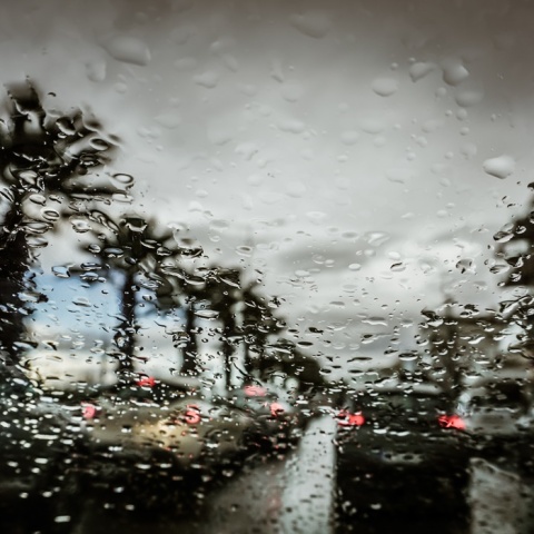 Τζάμι αυτοκινήτου βρεγμένο από τη βροχή