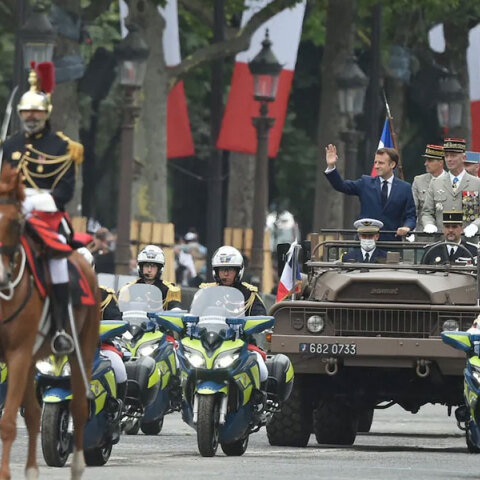 Ο Εμανουέλ Μακρόν πάνω σε στρατιωτικό τζιπ κατά τη διάρκεια παρέλασης στο Παρίσι
