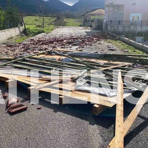 Τεράστιες ζημιές από το πέρασμα ανεμοστρόβιλου στην Παραμυθιά