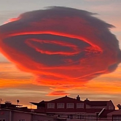 Τουρκία: Σύννεφο που έμοιαζε με UFO εμφανίστηκε στην Προύσα
