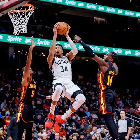 Γιάννης Αντετοκούνμπο: Έκανε δώρο τα παπούτσια του σε πιτσιρικά που είχε γενέθλια