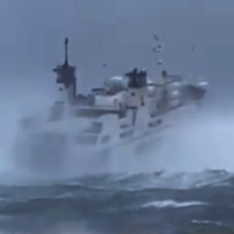 Ιταλία: Πλοίο «παλεύει» με την φουρτουνιασμένη θάλασσα 