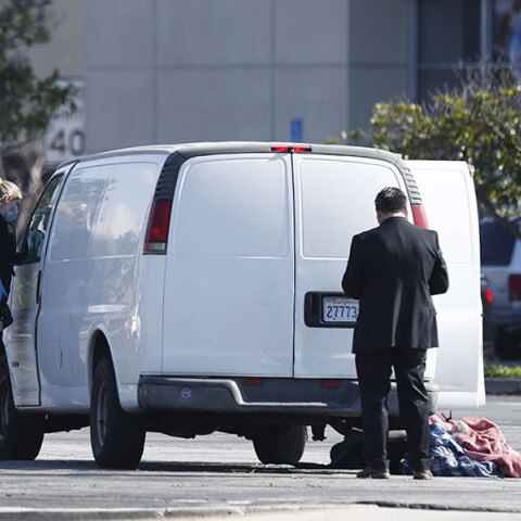 Το λευκό βανάκι όπου βρέθηκε νεκρός ο δράστης του μακελειού στην Καλιφόρνια