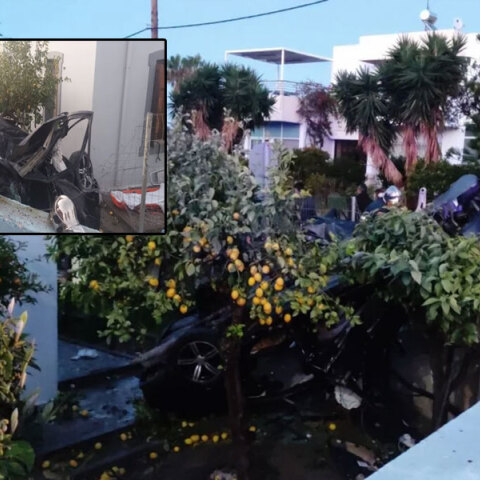 Το αυτοκίνητο στην Κω μέσα σε αυλή σπιτιού μετά το τροχαίο με τους δύο νεκρούς