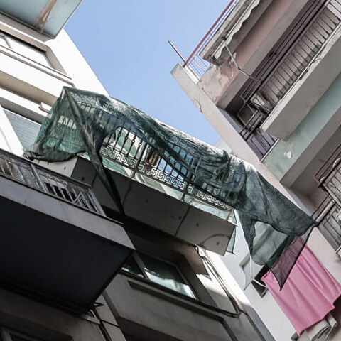 Στη Συγγρού μπαλκόνι κρέμεται σε ξενοδοχείο