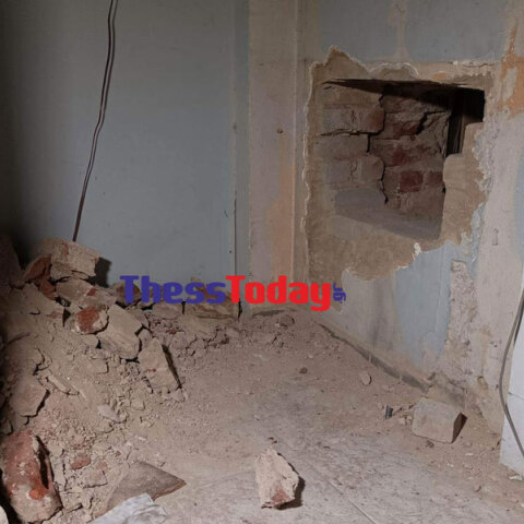 Η τρύπα που άνοιξαν οι διαρρήκτες στη Θεσσαλονίκη για να μπουν στο κοσμηματοπωλείο