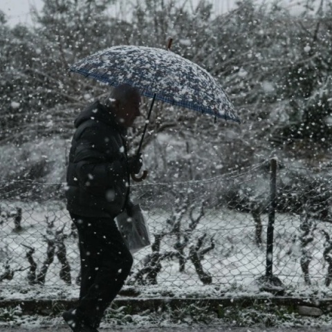 Καιρός σήμερα: Χιόνια και πτώση της θερμοκρασίας την Τετάρτη