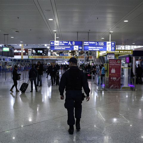 Αστυνομικός στο αεροδρόμιο