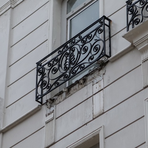 Κακοκαιρία: Κατέρρευσε τμήμα από μπαλκόνι στην Ερμού 