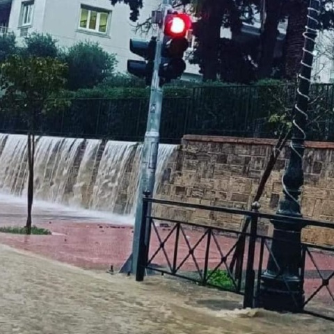 Κακοκαιρία: «Καταρράκτες» στη Βασιλίσσης Σοφίας και στον Λόφο Στρέφη