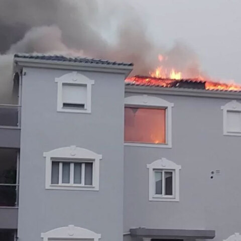 Φωτιά σε κατοικία στην Καλαμάτα μετά από κεραυνό
