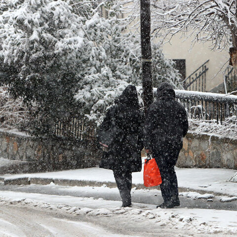 Η κακοκαιρία έφερε χιόνια στον Χορτιάτη στη Θεσσαλονίκη