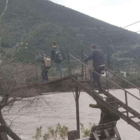 Παρέμβαση εισαγγελέα για την επικίνδυνη διέλευση μαθητών από τον Εύηνο