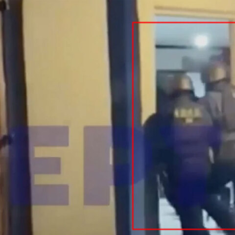 Αστυνομικοί εισβάλλουν στο σπίτι αρχηγού σπείρας στον Ασπρόπυργο