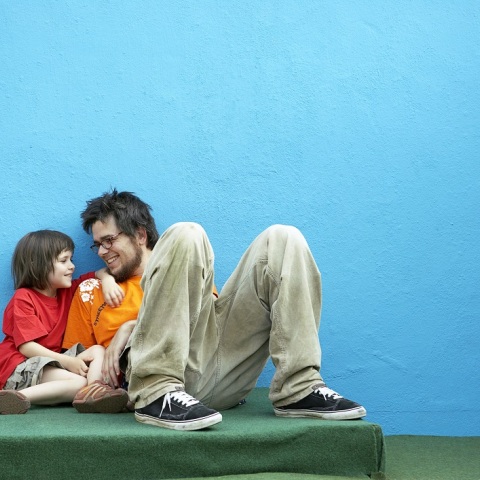 Στον διαζευγμένο γονέα που παρεμποδίζει την επικοινωνία του παιδιού με τον άλλο γονέα, επαπειλείται ποινή φυλάκισης	