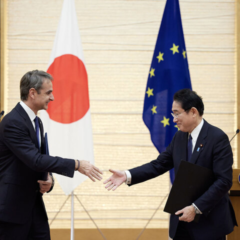 Ο πρωθυπουργός Κυριάκος Μητσοτάκης με τον Ιάπωνα ομόλογό του στο Τόκιο