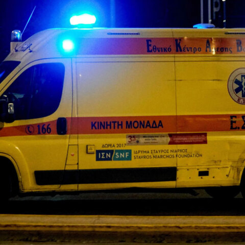 Ασθενοφόρο ΕΚΑΒ σπεύδει σε σημείο που σημειώθηκε παράσυρση πεζού
